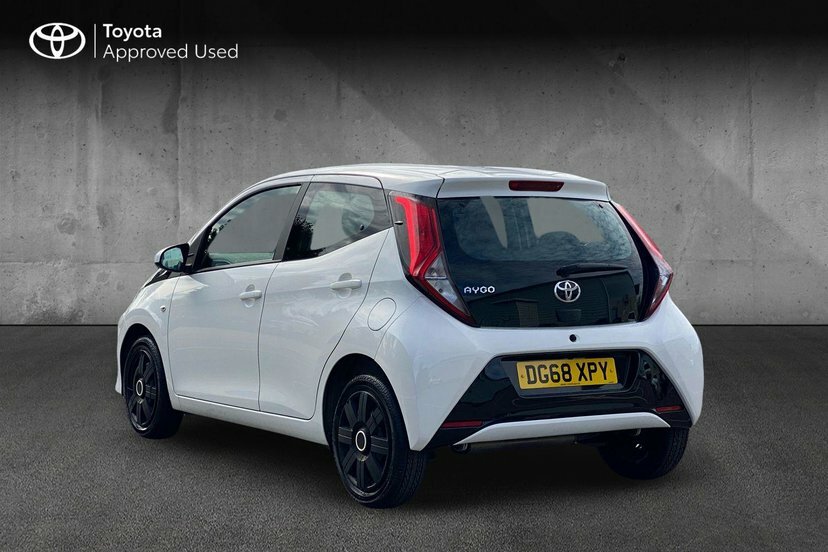 Toyota Aygo 1.0 Vvt-i X-play Hatchback 71 P DG68XPY White #4