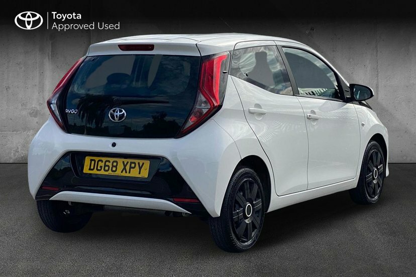 Toyota Aygo 1.0 Vvt-i X-play Hatchback 71 P DG68XPY White #2