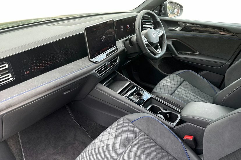 Volkswagen Tiguan 1.5 Etsi Mhev R-line Suv Hybrid Dsg 15 MT26KAJ Black #2