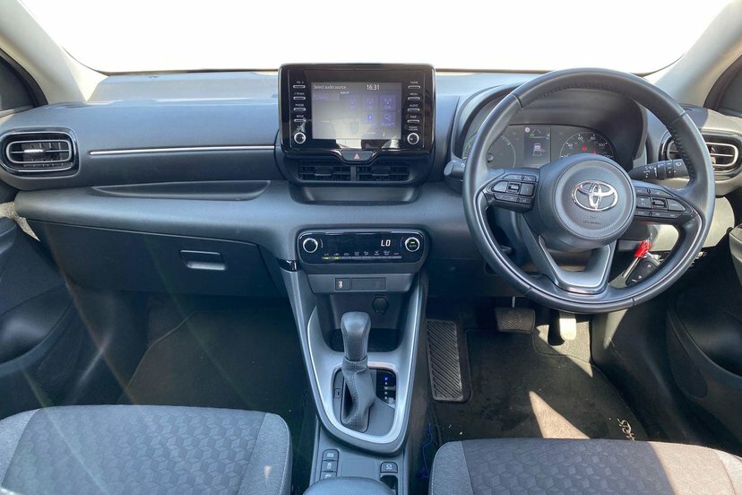 Toyota Yaris 1.5 Vvt-h Icon Hatchback Hybrid E-cvt FG73WZE White #5