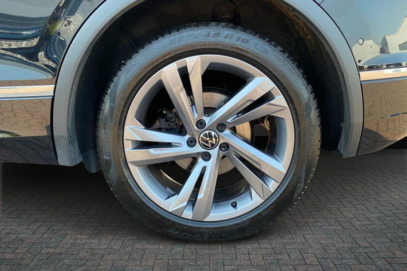 Volkswagen Tiguan 1.5 Tsi R-line Edition Suv Dsg 150 Ps BJ23XFW Black #5