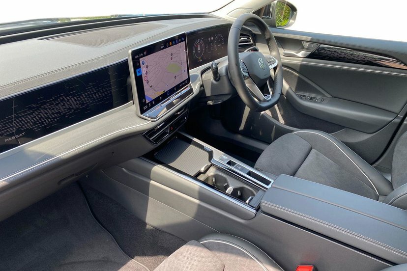 Volkswagen Passat 1.5 Tsi Ehybrid 19.7Kwh Elegance Estate KY26UBX Black #2
