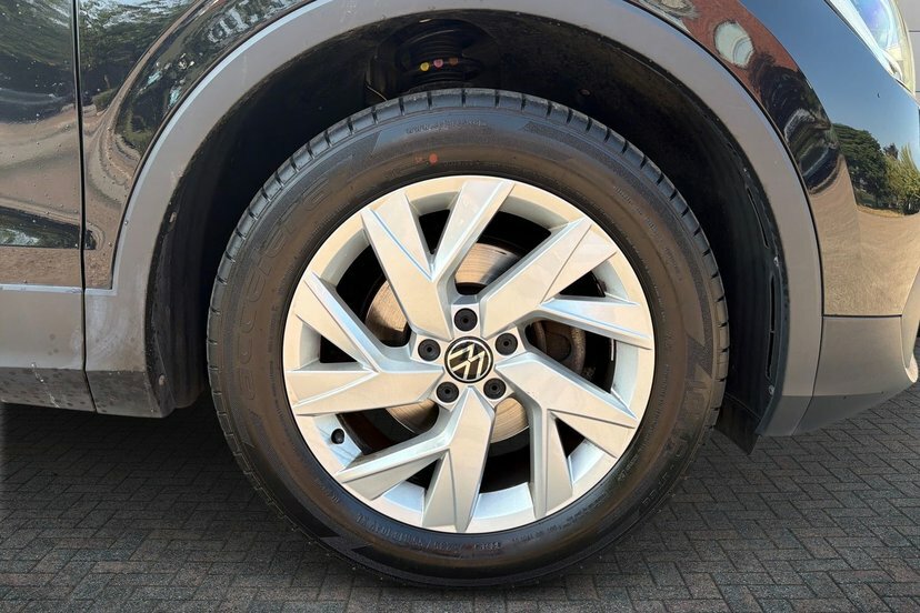 Volkswagen Tiguan 1.5 Tsi Life Suv 150 Ps WG22UPT Black #5