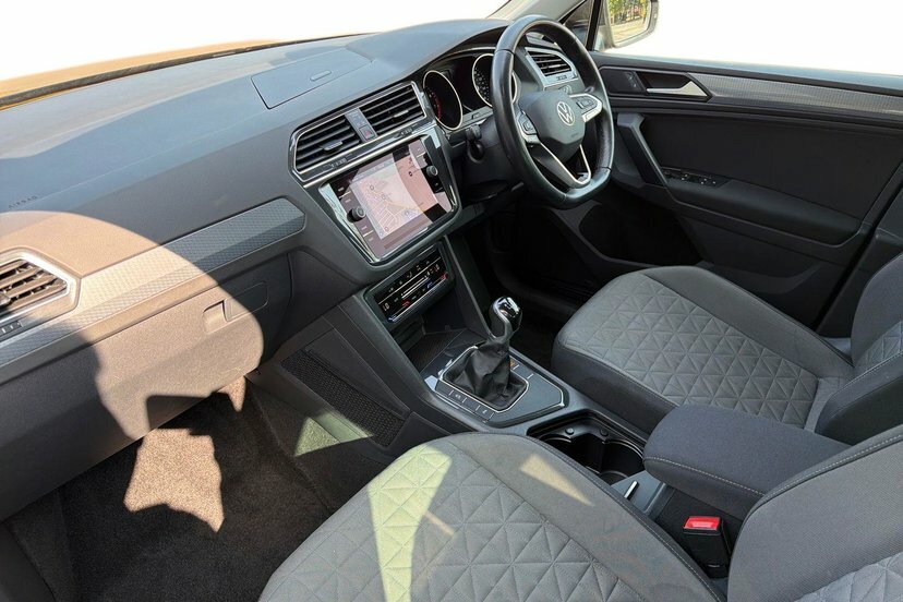 Volkswagen Tiguan 1.5 Tsi Life Suv 150 Ps WG22UPT Black #2