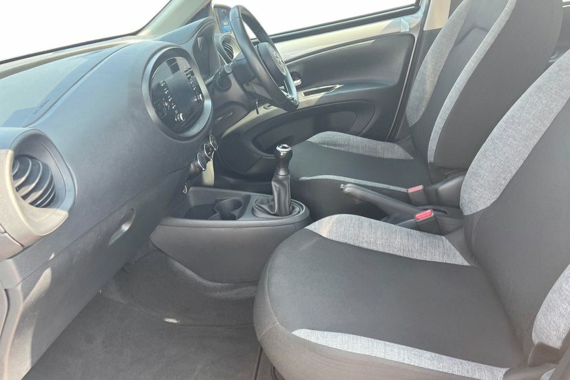 Toyota Aygo X 1.0 Vvt-i Pure Hatchback 72 Ps DC23OGR Silver #2