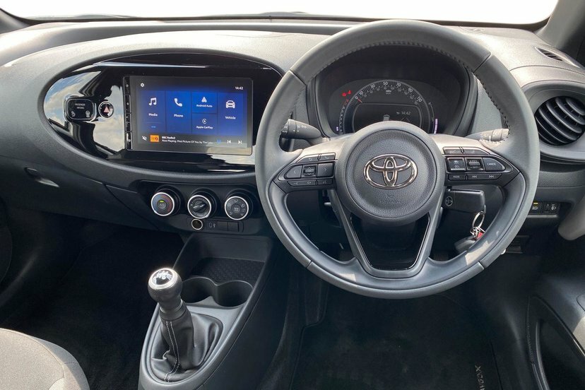 Toyota Aygo X 1.0 Vvt-i Pure Hatchback 72 Ps FP24LFZ White #6
