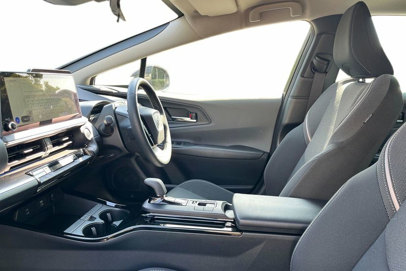 Toyota Prius 2.0 13.6Kwh Design Hatchback Plug-in Hy #2
