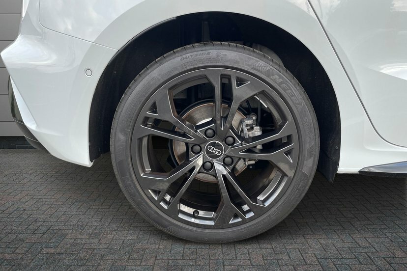 Audi A3 1.5 Tfsie Black Edition Sportback Plug- White #5