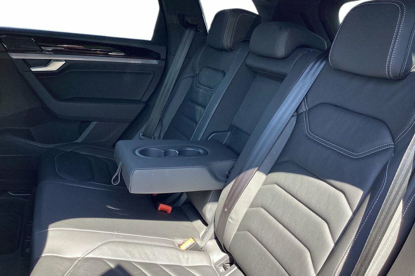 Volkswagen Touareg R-line Tech White #8