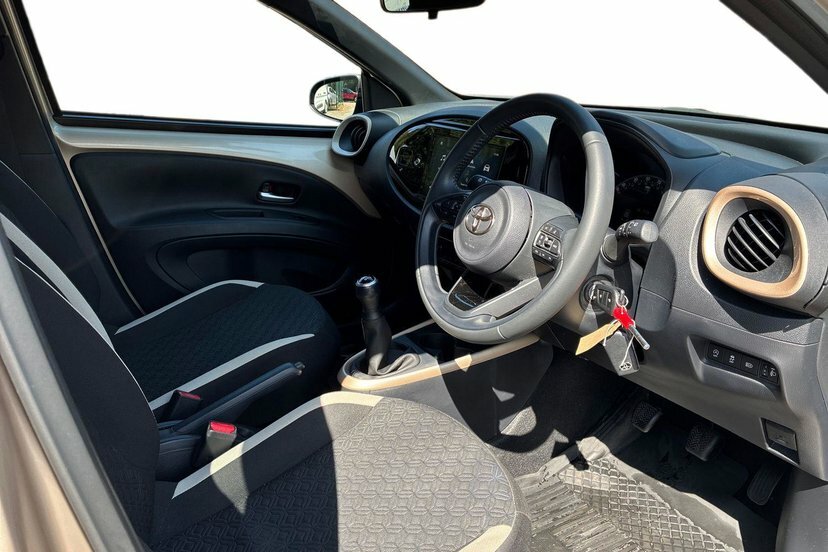 Toyota Aygo X Pure White #11