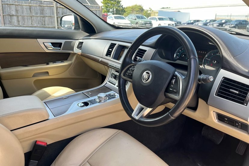 Jaguar XF 2.2D Sport Saloon White #25