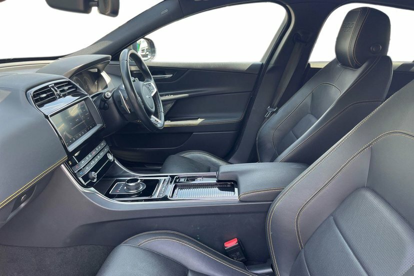 Jaguar XE 2.0I 300 Sport Saloon Awd 300 Ps Black #2