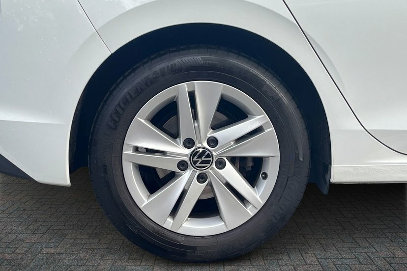 Volkswagen Golf 1.5 Tsi Life Hatchback 150 Ps White #5