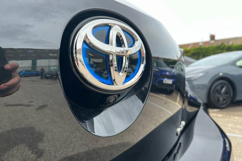 Toyota Corolla 1.8 Hybrid Excel Cvt Bi-tone Silver #39