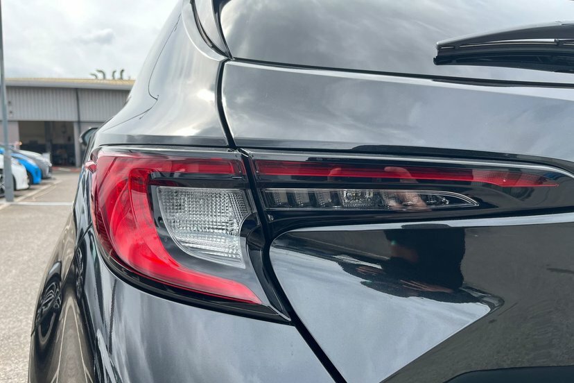 Toyota Corolla 1.8 Hybrid Excel Cvt Bi-tone Silver #37