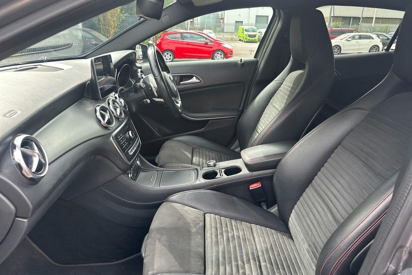 Mercedes-Benz GLA Class 1.6 Gla 180 Urban Edition 121 Bhp Black #40