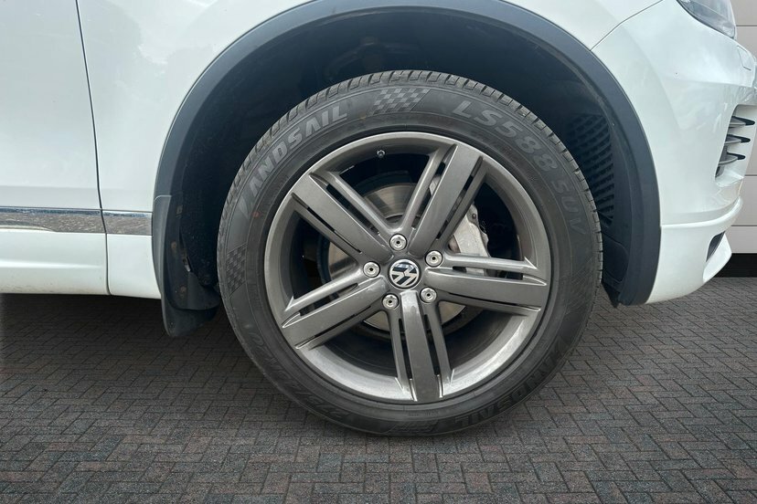 Volkswagen Touareg White #5