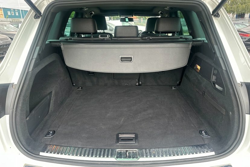 Volkswagen Touareg White #9