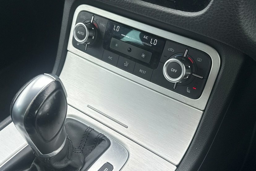 Volkswagen Touareg White #31