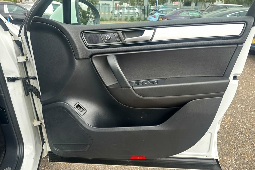 Volkswagen Touareg White #11