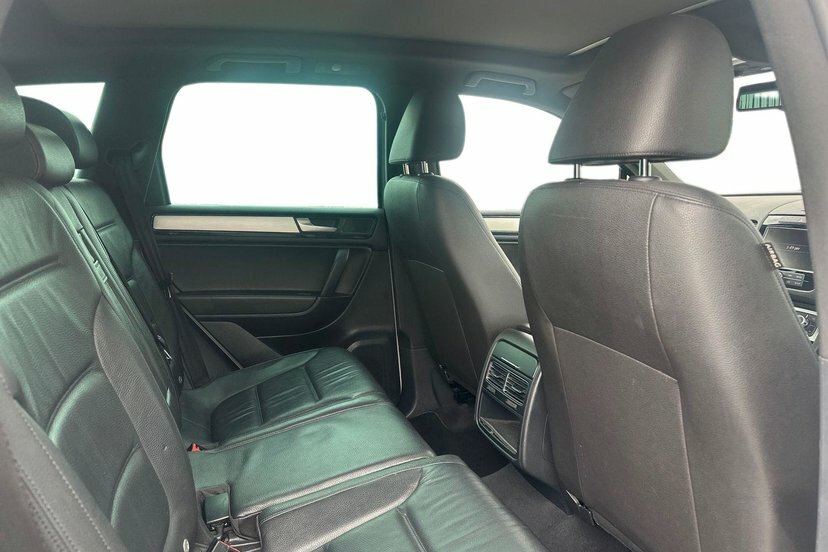 Volkswagen Touareg White #10