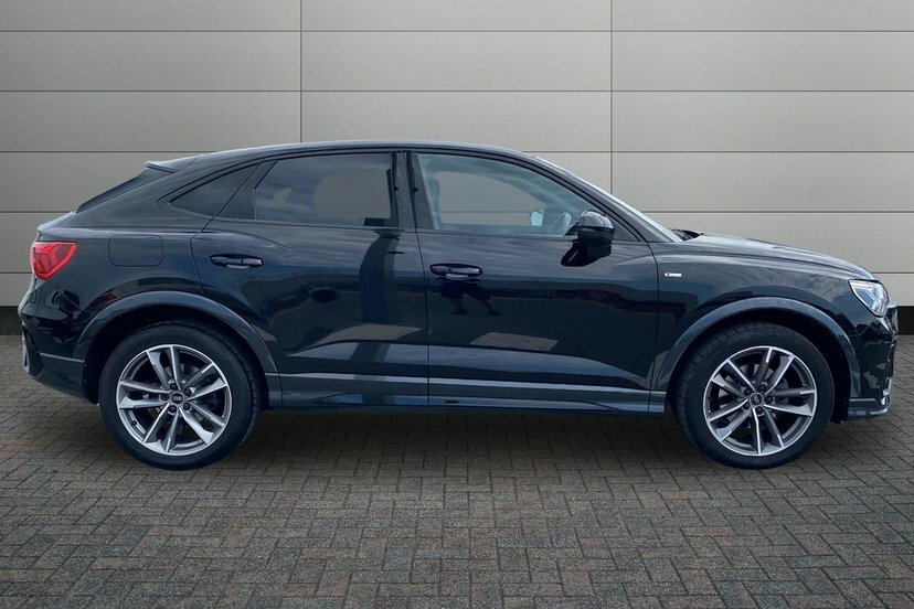 Audi Q3 1.5 Tfsi Cod 35 Black Edition Sportback Black #4