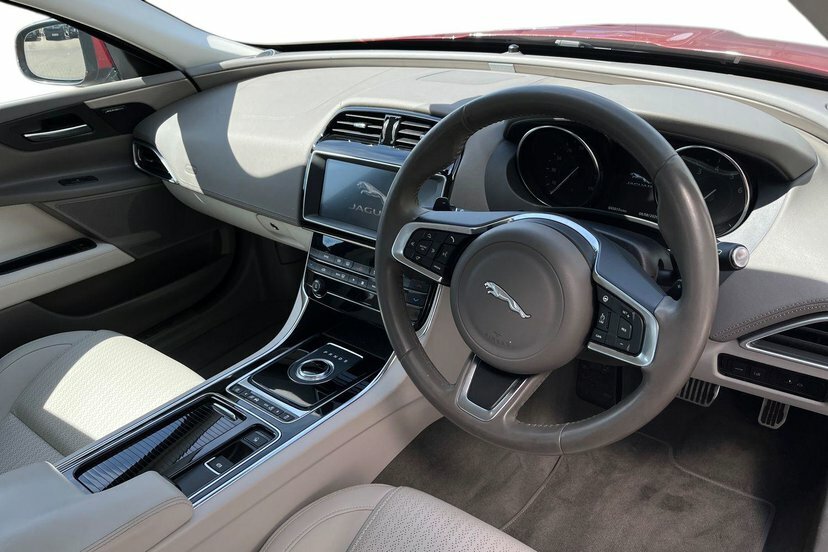 Jaguar XE 2.0I Gpf Portfolio Saloon 200 Ps Red #6