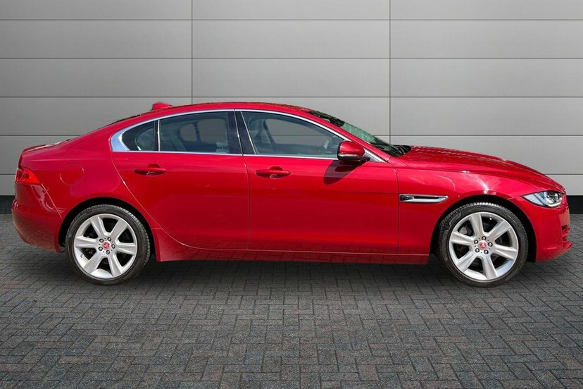 Jaguar XE 2.0I Gpf Portfolio Saloon 200 Ps Red #4
