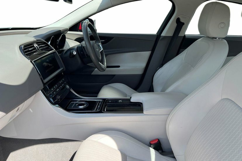 Jaguar XE 2.0I Gpf Portfolio Saloon 200 Ps Red #2