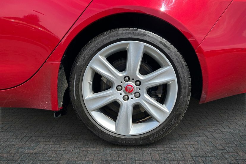 Jaguar XE 2.0I Gpf Portfolio Saloon 200 Ps Red #5