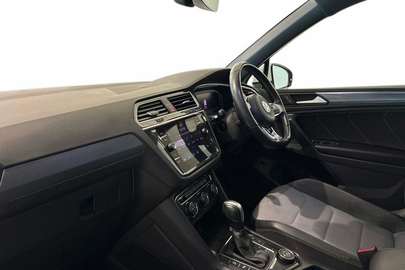 Volkswagen Tiguan 2.0 Tsi R-line Tech Suv Dsg 4Motion 19 White #2
