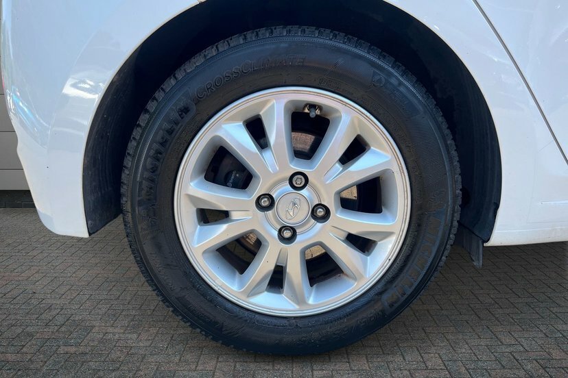 Hyundai I20 1.2 Se Hatchback 84 Ps White #5