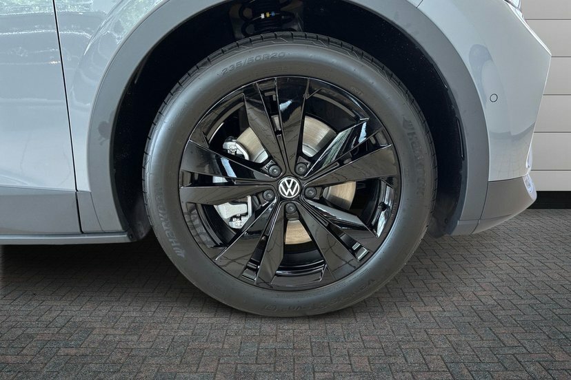 Volkswagen ID.4 Pro 77Kwh Black Edition Suv 286 Black #5