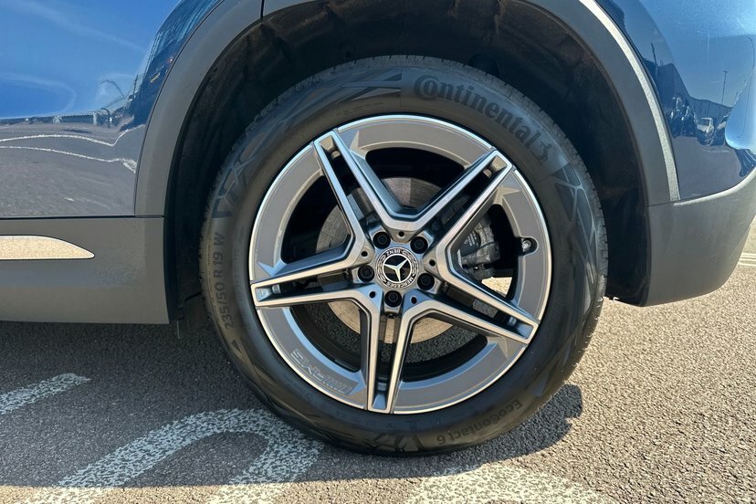 Mercedes-Benz GLA Class Gla220d Amg Line Blue #4