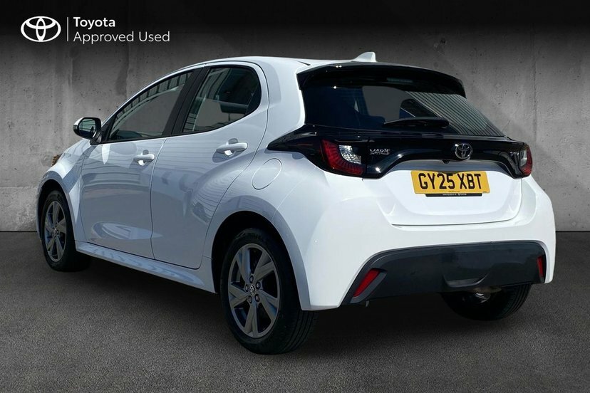 Toyota Yaris 1.5 Vvt-h Icon Hatchback Hybrid E-cvt White #4