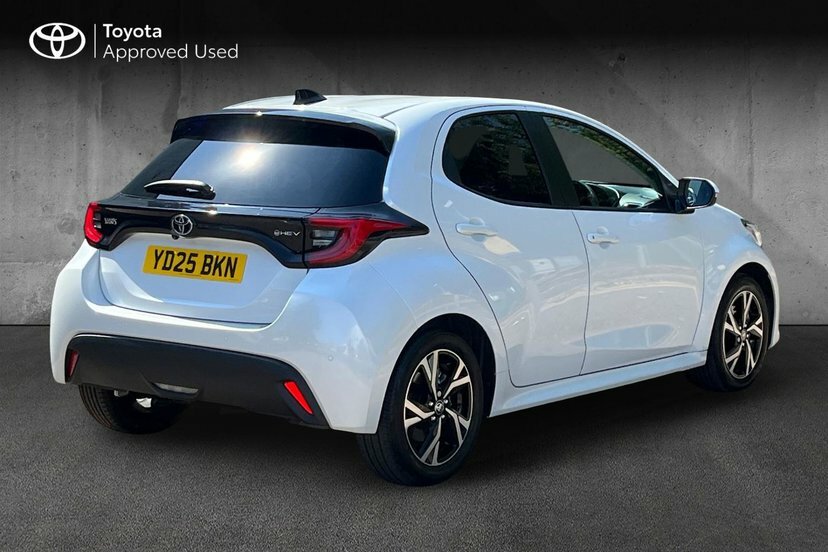 Toyota Yaris 1.5 Vvt-h Design Hatchback Hybrid E-cvt White #2