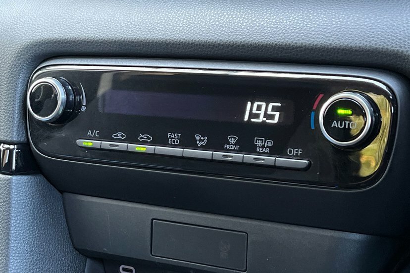 Toyota Yaris 1.5 Hybrid Icon Cvt White #40