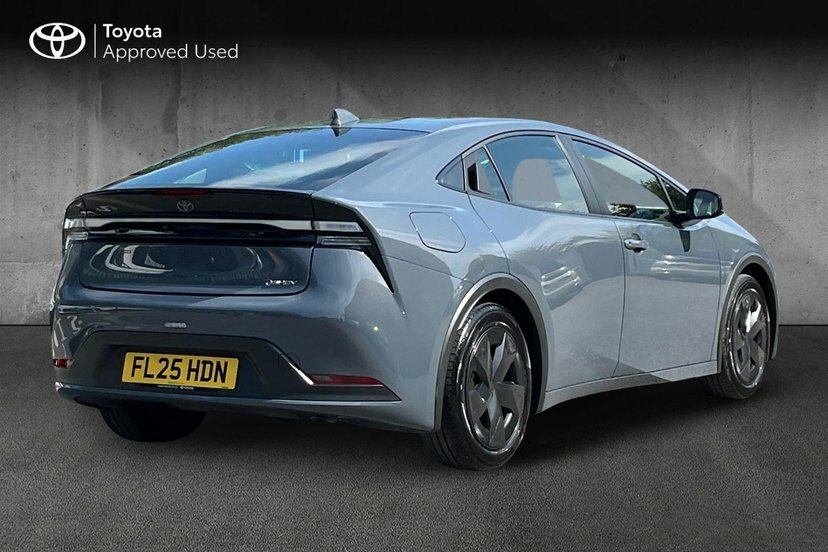 Toyota Prius 2.0 13.6Kwh Design Hatchback Plug-in Hy #2