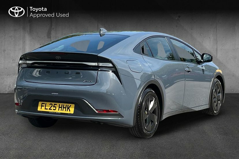 Toyota Prius 2.0 13.6Kwh Design Hatchback Plug-in Hy #2