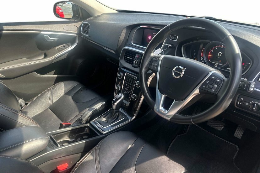 Volvo V40 Cross Country 1.5 T3 Pro Hatchback 152 Ps White #6