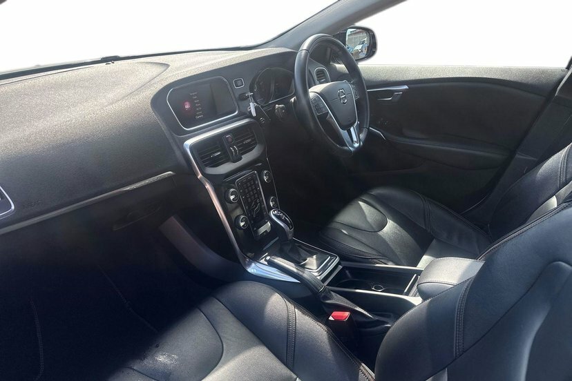 Volvo V40 Cross Country 1.5 T3 Pro Hatchback 152 Ps White #2