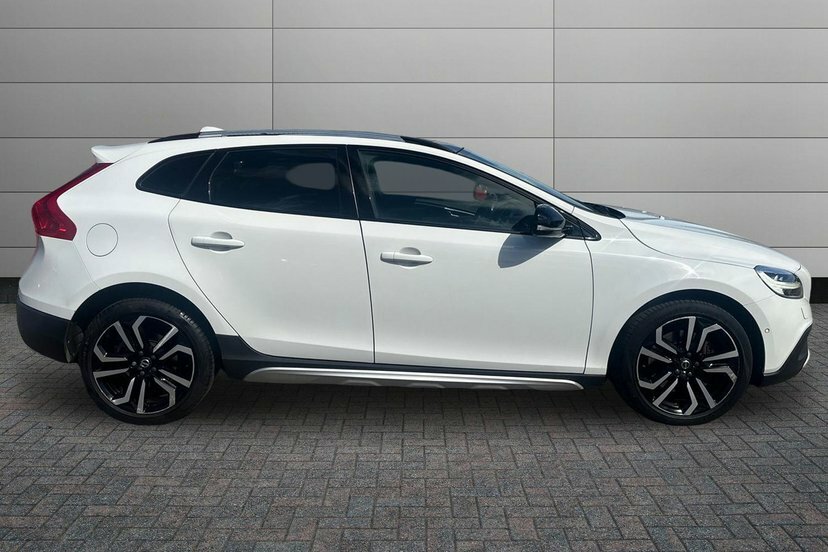 Volvo V40 Cross Country 1.5 T3 Pro Hatchback 152 Ps White #4