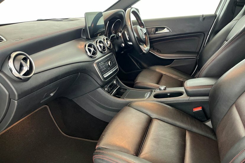 Mercedes-Benz GLA Class 2.1 Gla220d Amg Line Premium 7G-dct 4Matic Silver #2