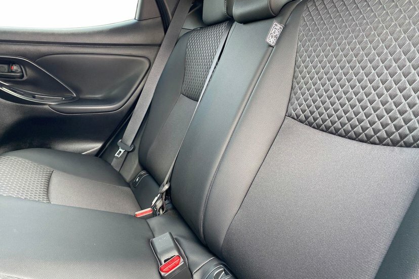 Toyota Yaris Toyota 1.5 Hybrid Design Cvt Hatchback #12