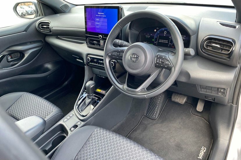 Toyota Yaris Toyota 1.5 Hybrid Design Cvt Hatchback #11