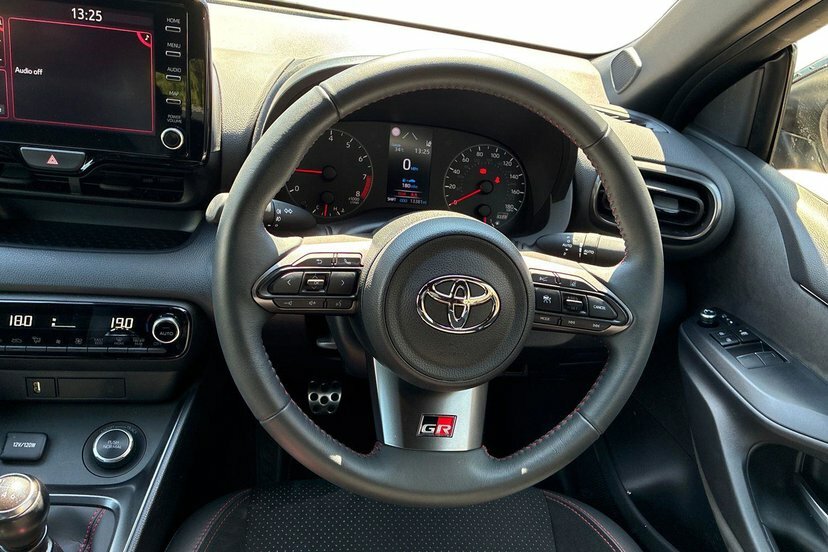 Toyota Yaris 1.5 Hybrid Icon Cvt Red #6