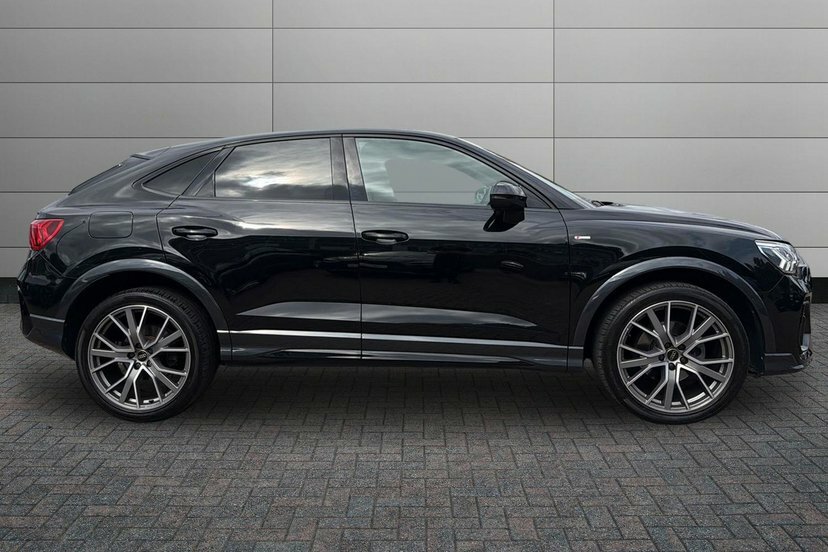 Audi Q3 1.5 Tfsi Cod 35 Black Edition Sportback Black #4