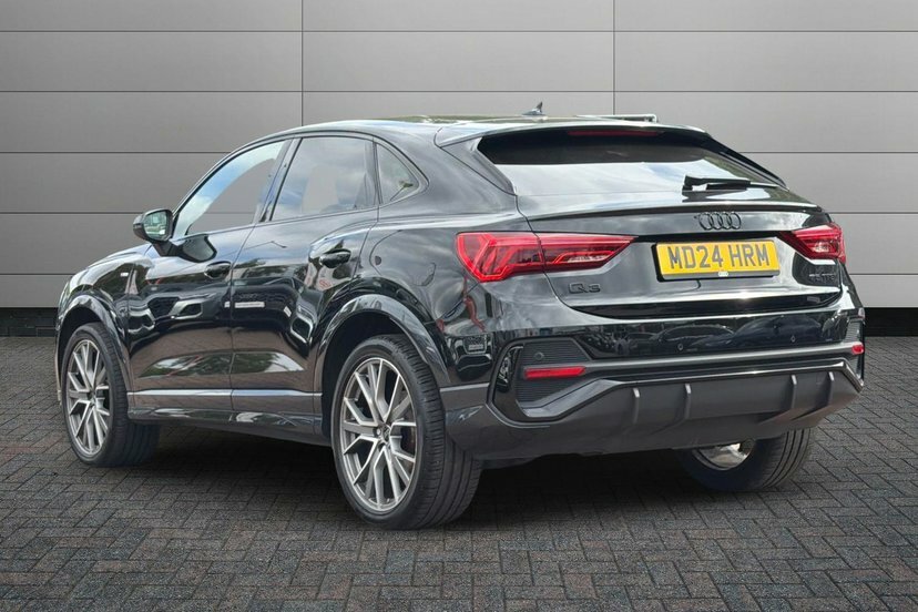 Audi Q3 1.5 Tfsi Cod 35 Black Edition Sportback Black #3