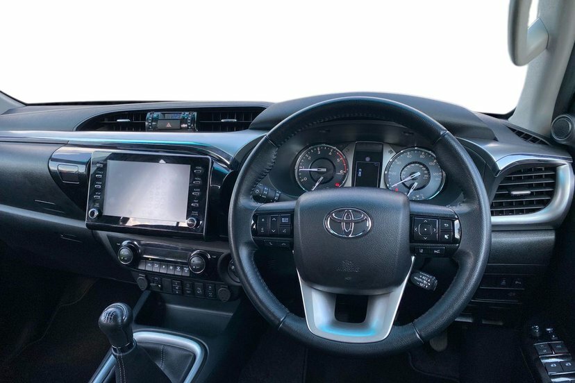 Toyota HILUX 2.8 D-4d Invincible Pickup Double Cab M WD23DXS White #6