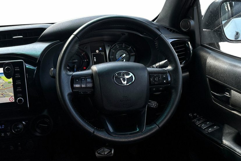 Toyota HILUX 2.8 D-4d Invincible X Pickup Double Cab DN22BHD White #6